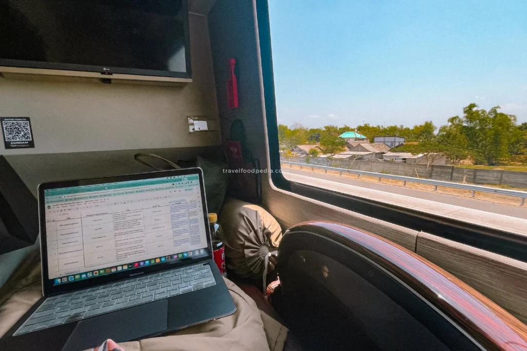 Pertama Kali Naik Sleeper Bus Juragan 99 ke Jakarta-