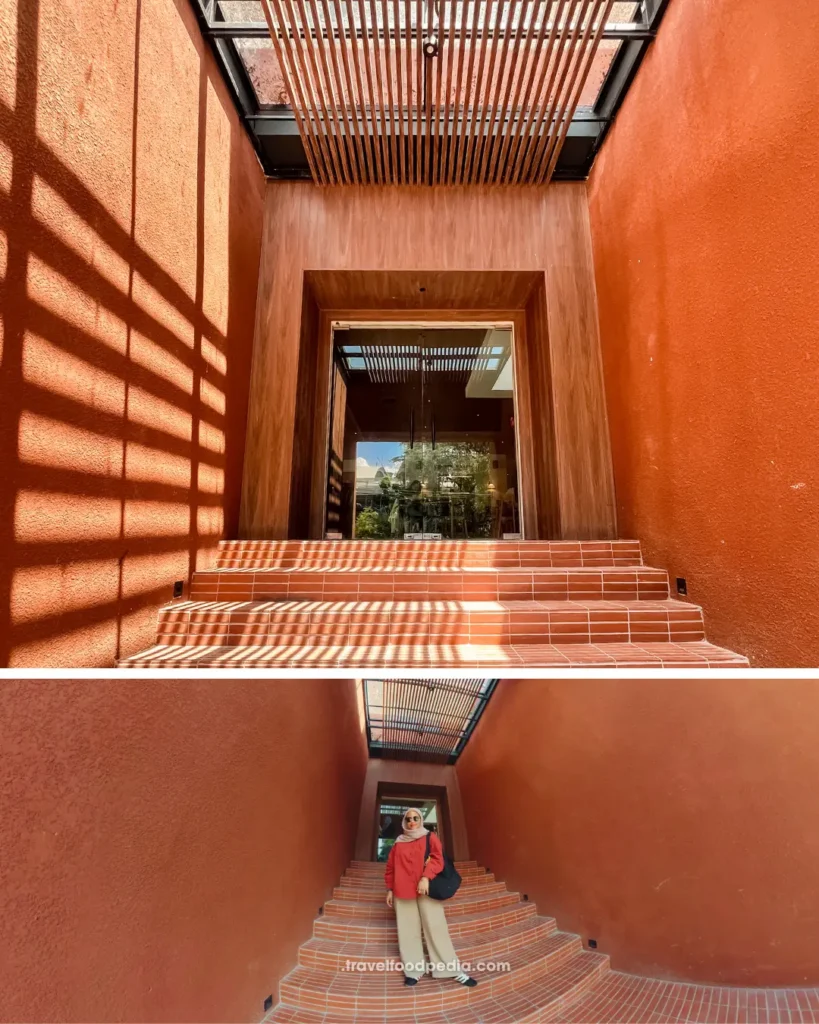 Tangga dan arsitektur terracotta Common Grounds Central Surabaya