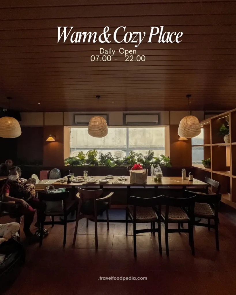 Indoor area Common Grounds Central Surabaya yang warm dan cozy