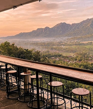 Kedai Bukit Rhema Magelang: Tempat Makan Keluarga dengan View Perbukitan Menoreh