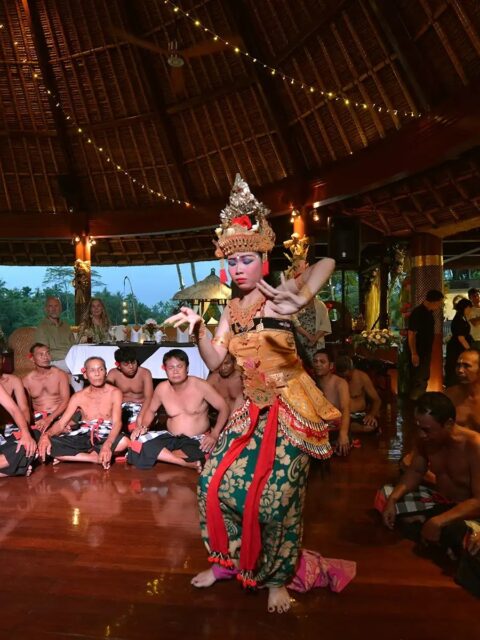 Menyambut Tahun Baru dengan Tari Kecak di CasCades Restaurant & Bar