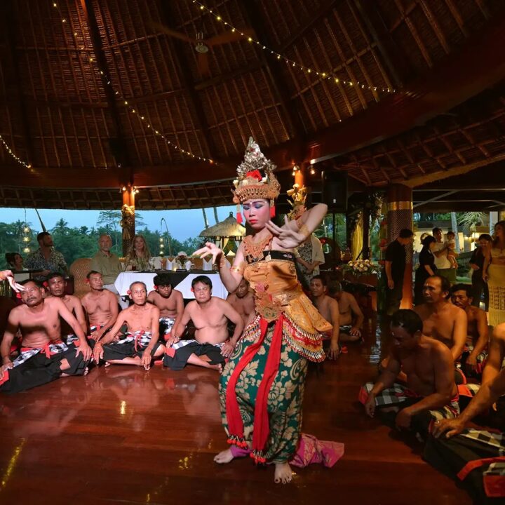 Menyambut Tahun Baru dengan Tari Kecak di CasCades Restaurant & Bar