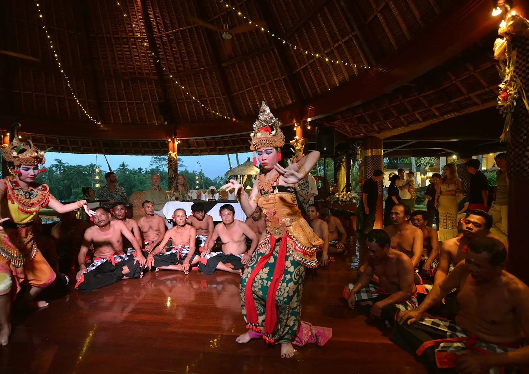 Menyambut Tahun Baru dengan Tari Kecak di CasCades Restaurant & Bar